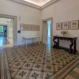 Non ci resta ora che entrare per andare a visitare le numerose stanze, dotate ancora degli originali pavimenti...